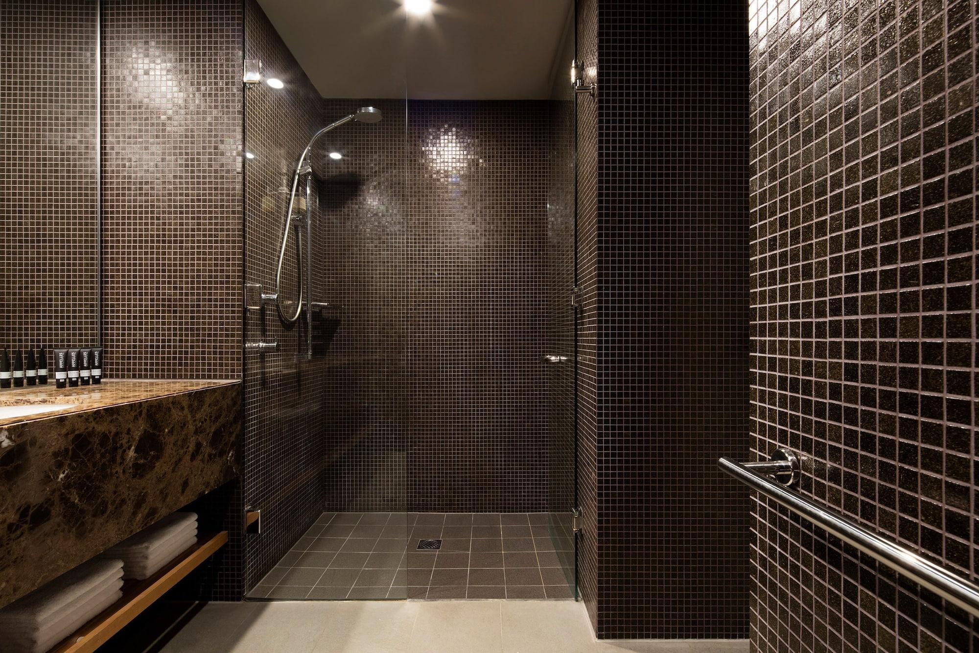 Hotel Realm Camberra Exterior foto A shower