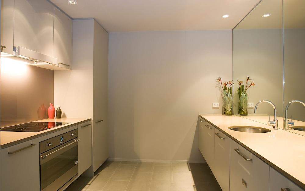 Hotel Realm Camberra Exterior foto A kitchen in a typical apartment