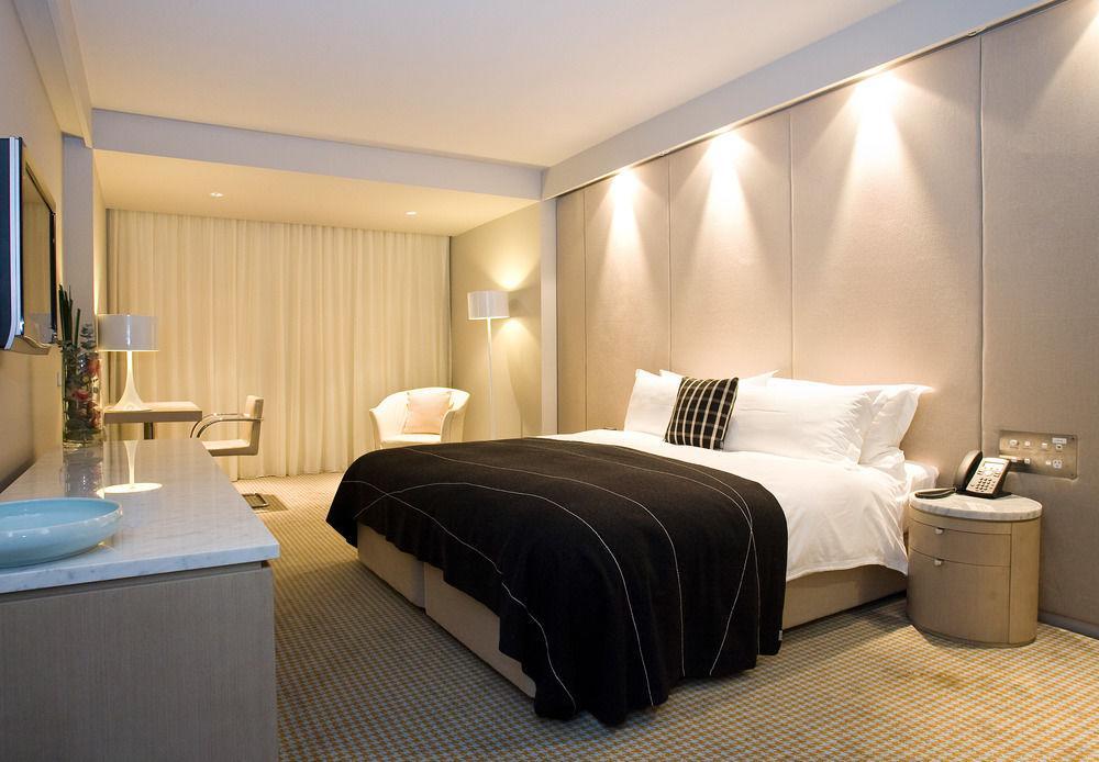 Hotel Realm Camberra Exterior foto A bedroom at the Mandarin Oriental, Munich