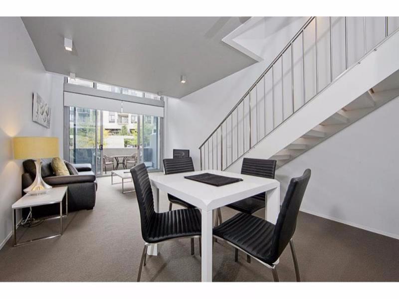 Hotel Realm Camberra Exterior foto A living room in a typical apartment