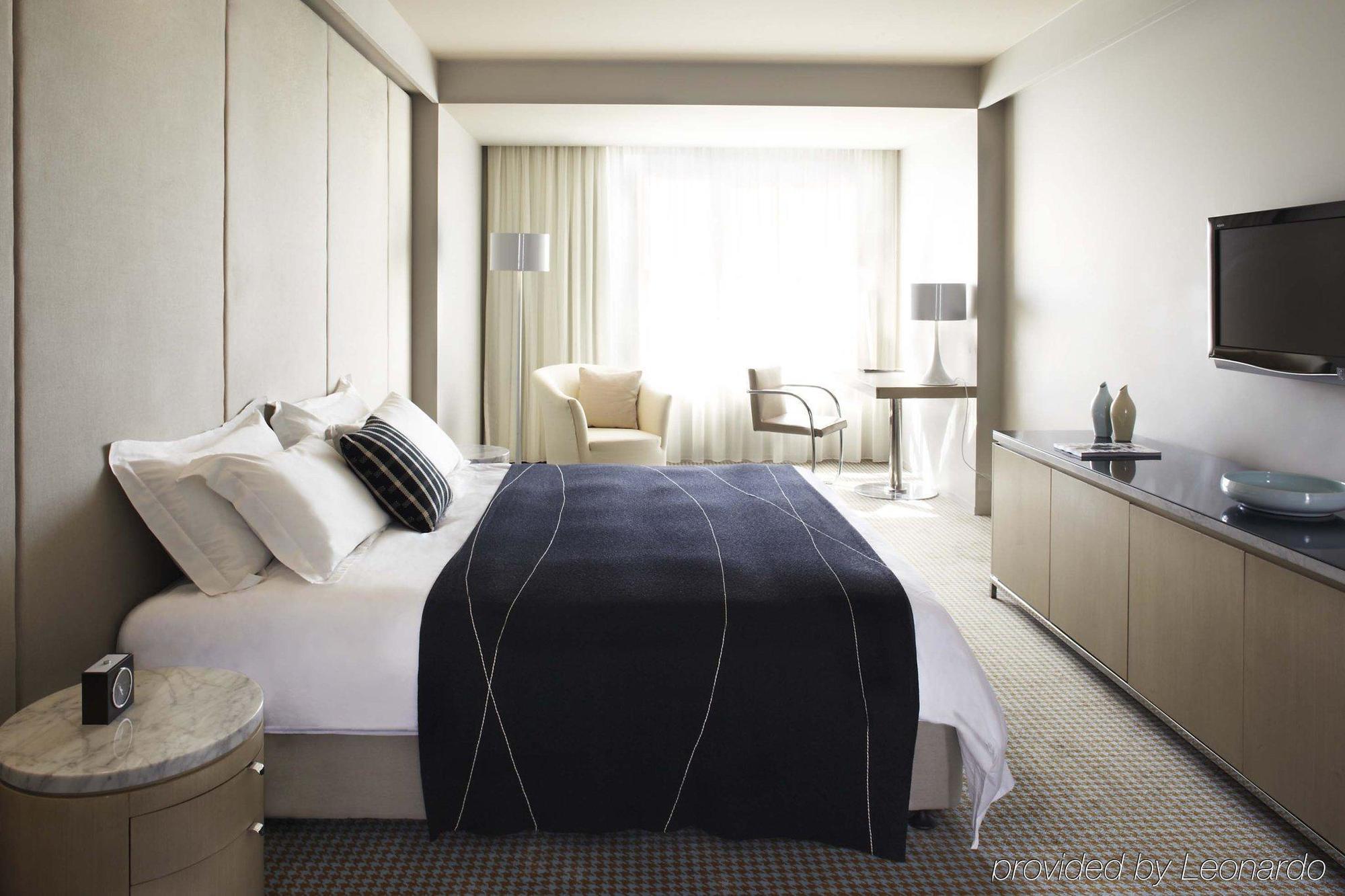 Hotel Realm Camberra Habitación foto A bedroom at The Park