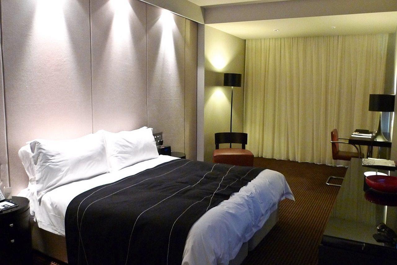 Hotel Realm Camberra Exterior foto A room at the hotel