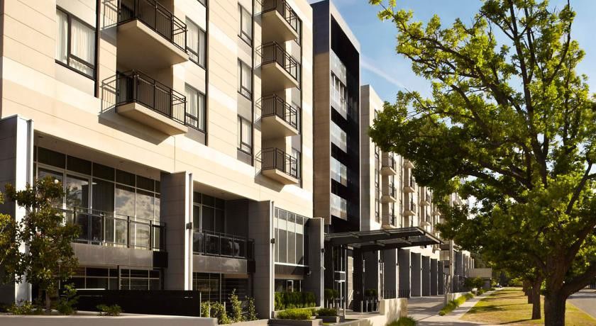 Hotel Realm Camberra Exterior foto Residential complex in the city