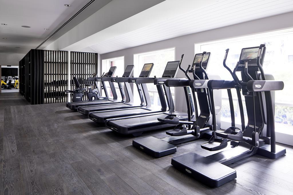 Hotel Realm Camberra Exterior foto The gym at The Standard East Village