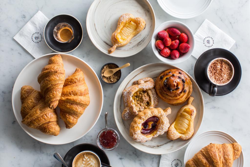 Hotel Realm Camberra Exterior foto Croissants and other pastries