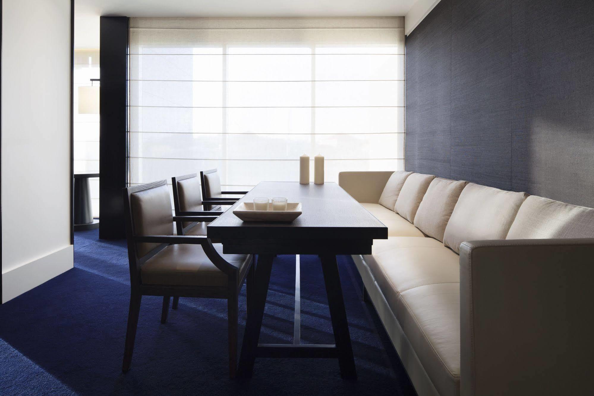 Hotel Realm Camberra Exterior foto A meeting room at the London InterContinental