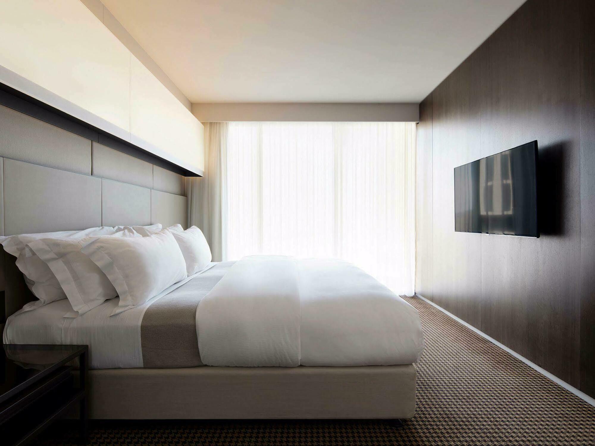 Hotel Realm Camberra Exterior foto A bedroom at the hotel