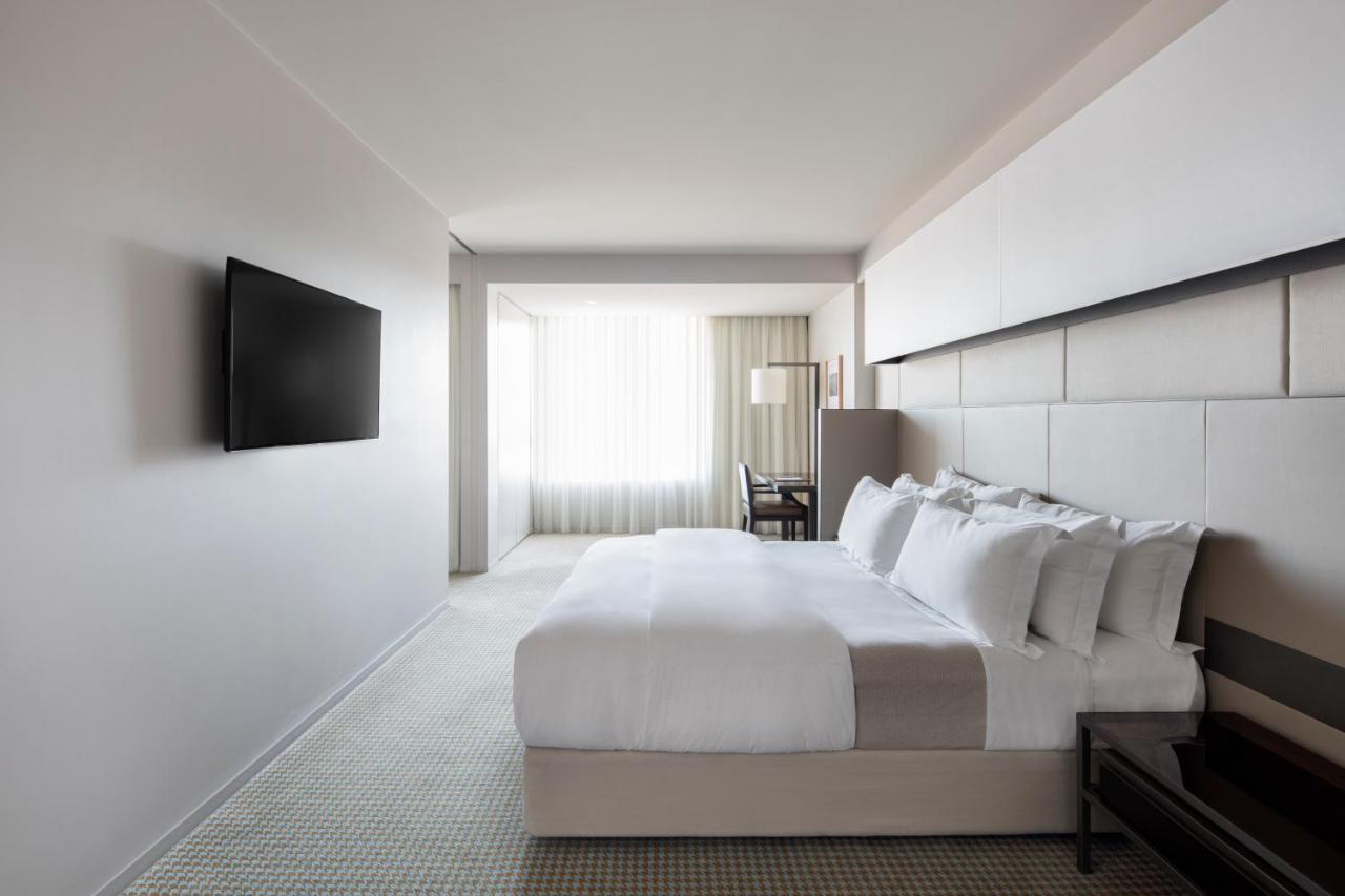 Hotel Realm Camberra Exterior foto A room at the hotel