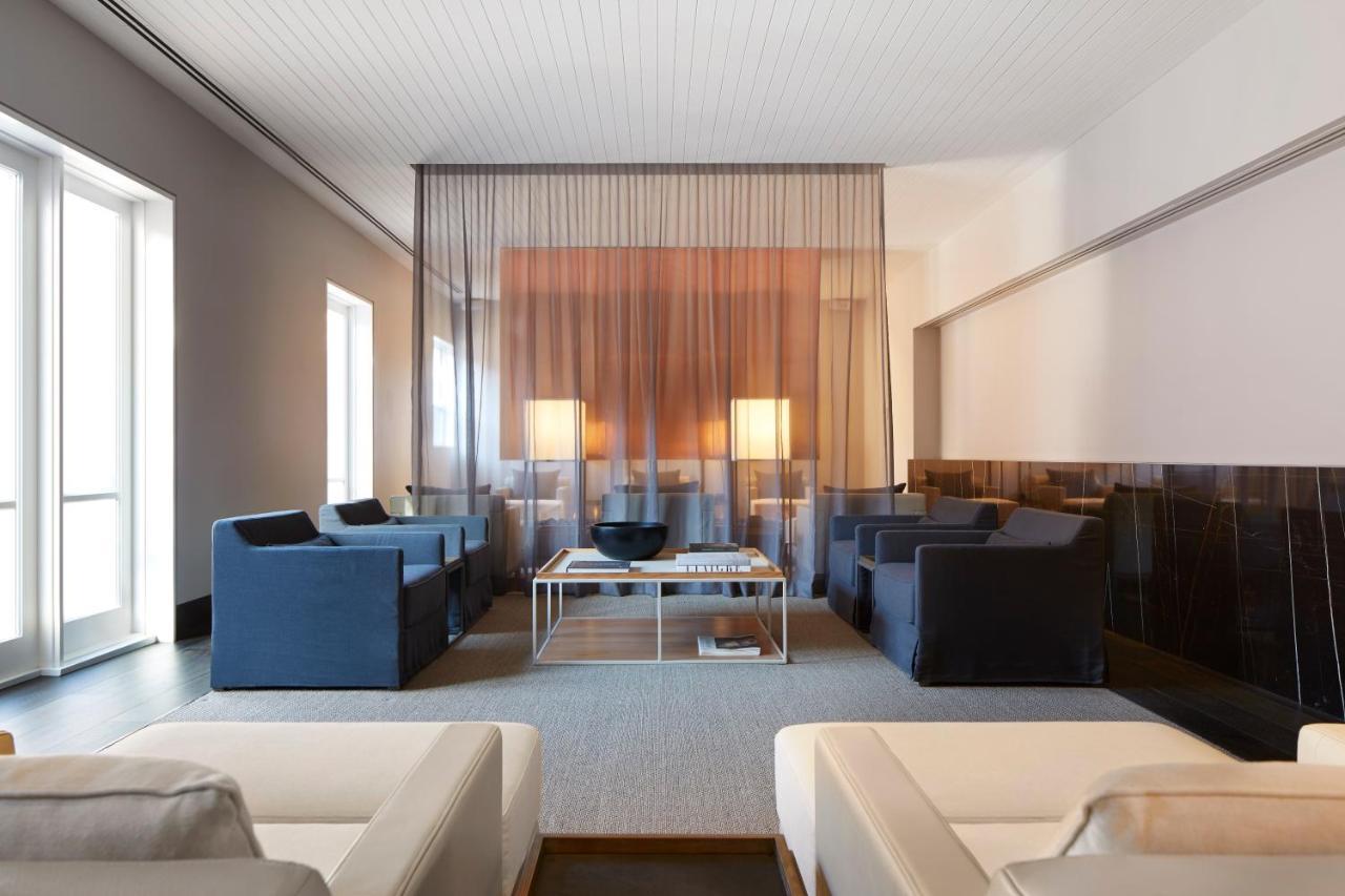 Hotel Realm Camberra Exterior foto The lounge at the airport