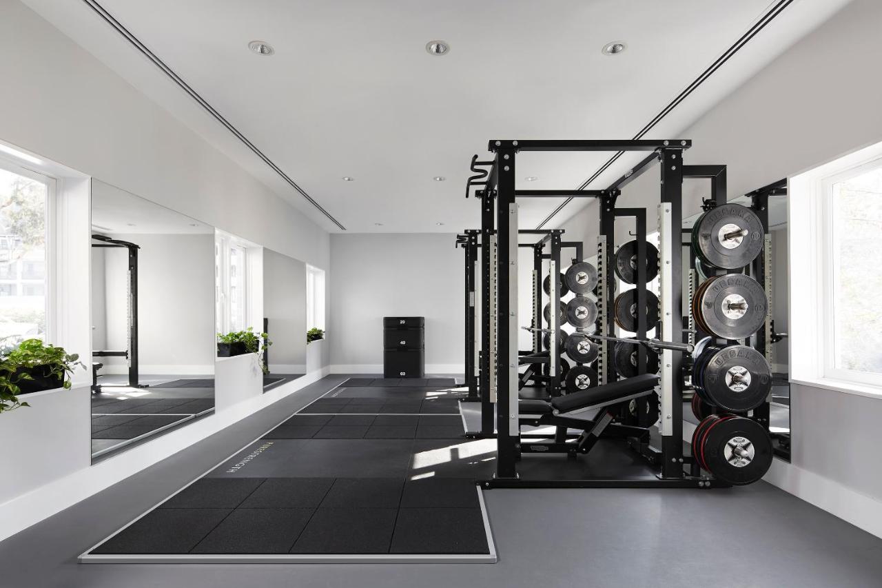 Hotel Realm Camberra Exterior foto The gym at The Dorchester
